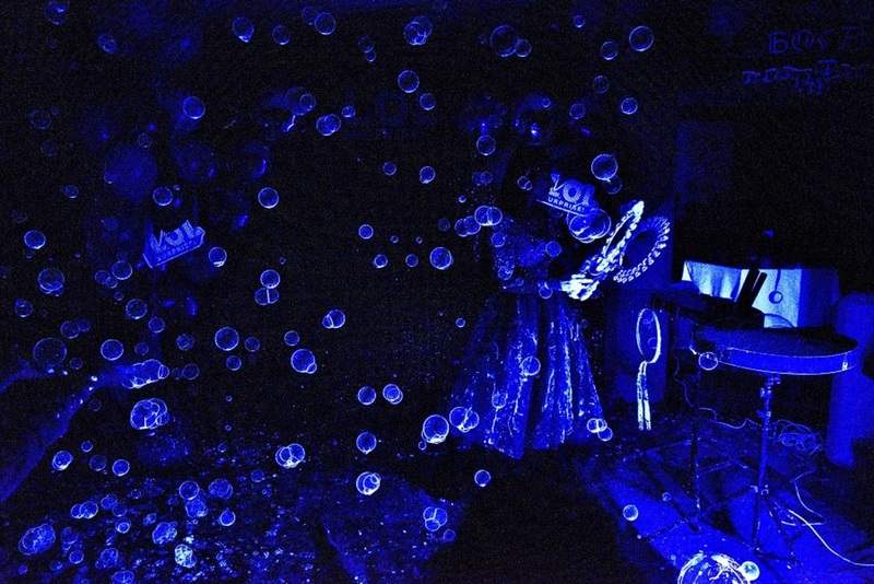 Неоновое шоу мыльных пузырей